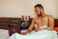 Waarom steeds meer mannen 's avonds magnesium slikken
