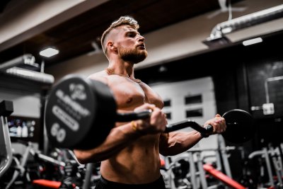 Waarom EMOM de efficiëntste training is voor drukke mannen
