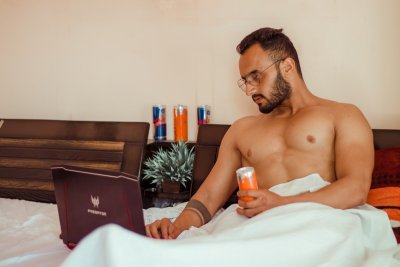 Waarom steeds meer mannen 's avonds magnesium slikken